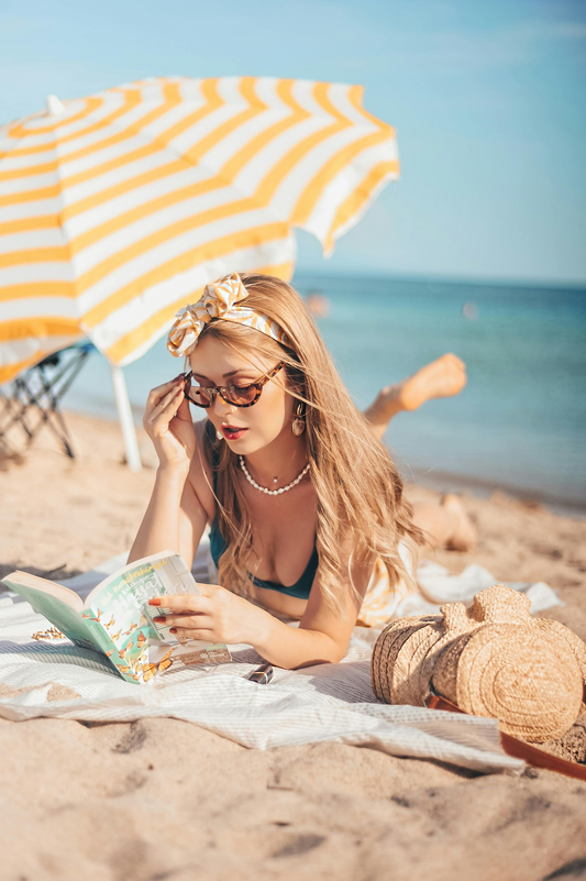 Women wearing stylish summer sunglasses and hats in a sunny outdoor scene – Ectron Online