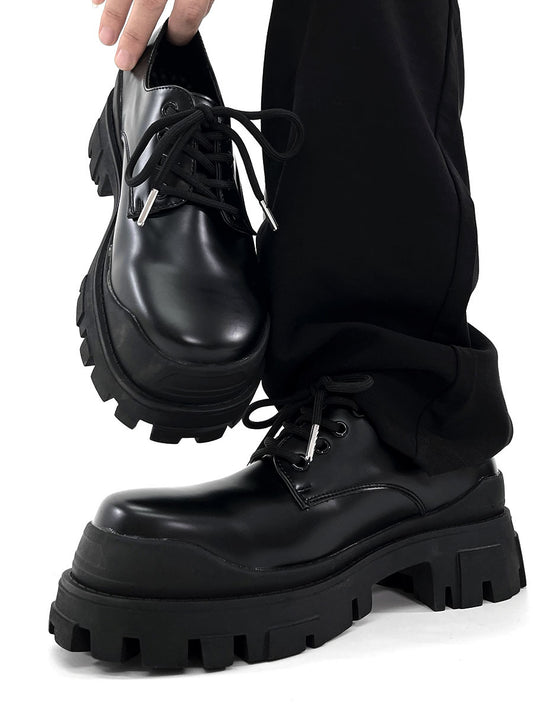 A man's black leather formal shoe with a thick sole and lace-up closure, suitable for commuting.