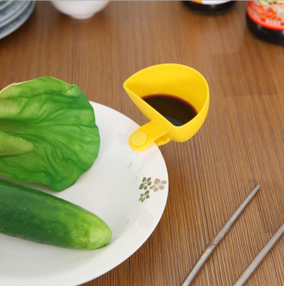 The creative kitchen can hold bowls, dishes, dishes, dishes, dishes and salad boxes