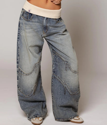 Loose straight-leg jeans in light blue denim, roomy fit with patch-style pockets
