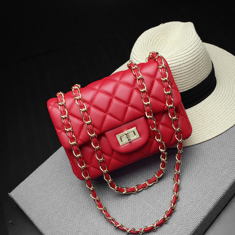 Small one-shoulder messenger bag in red quilted leather, gold chain strap, front clasp