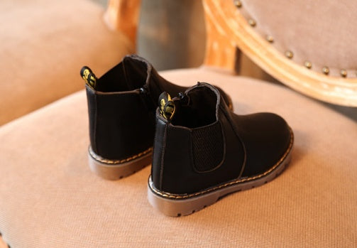 Kids black ankle chelsea boots with side elastic and visible tread sole