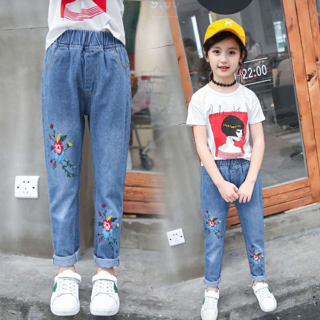 Girls' loose jeans pants in blue with floral embroidery on both legs