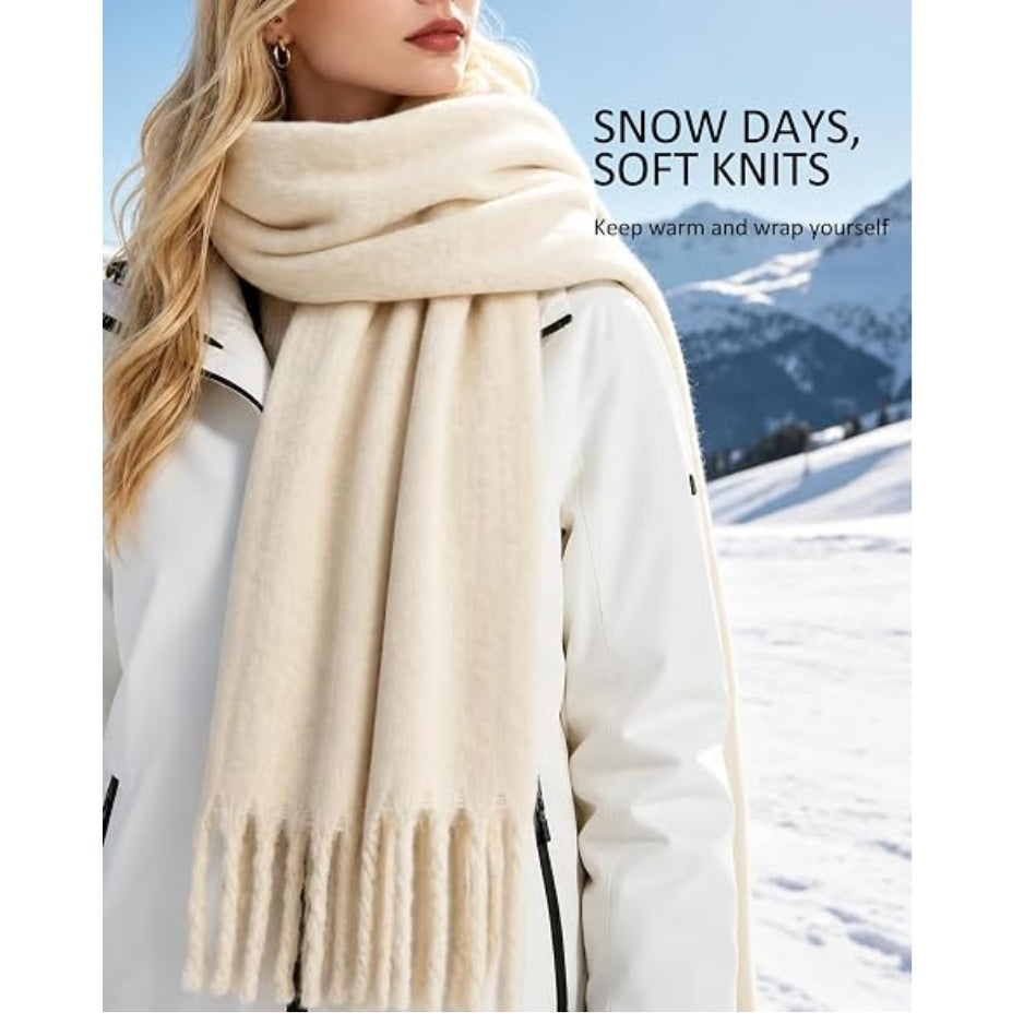 Women’s chunky blanket scarf in off-white with long ribbed fringe trim