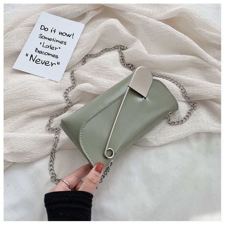 Pin chain shoulder bag