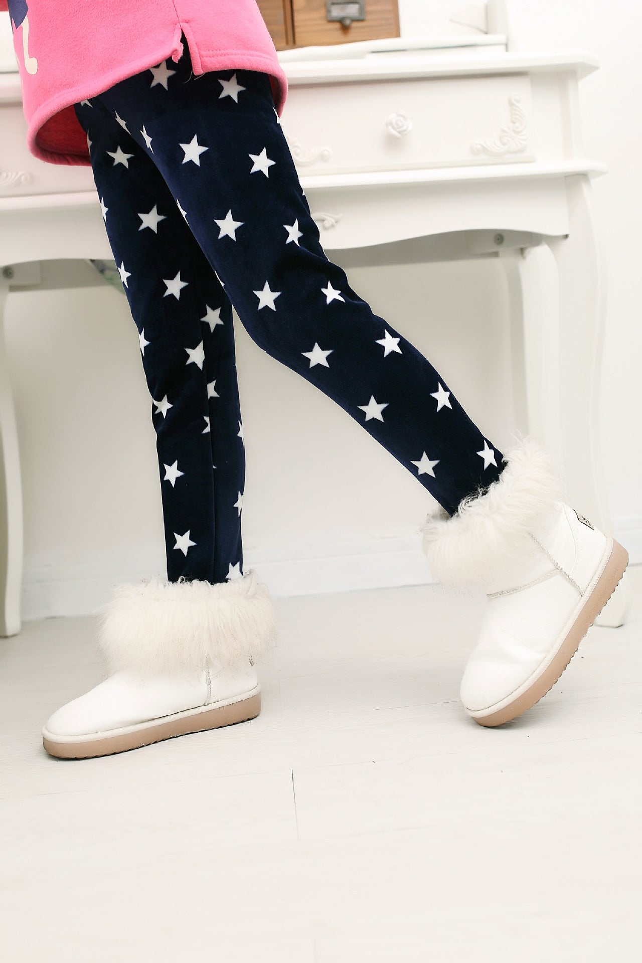 Girls' warm leggings in dark fabric with white star print and fuzzy trim cuffs