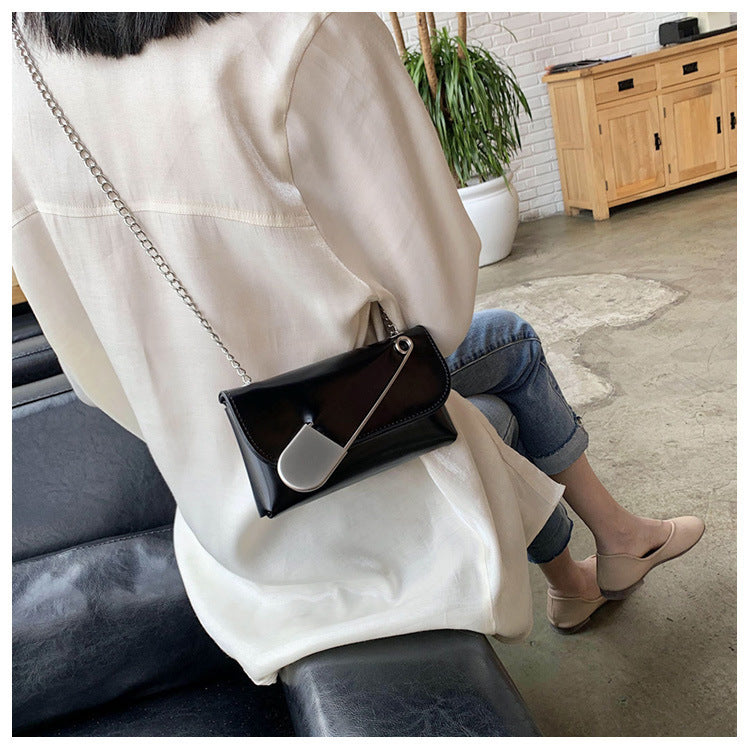 Pin chain shoulder bag