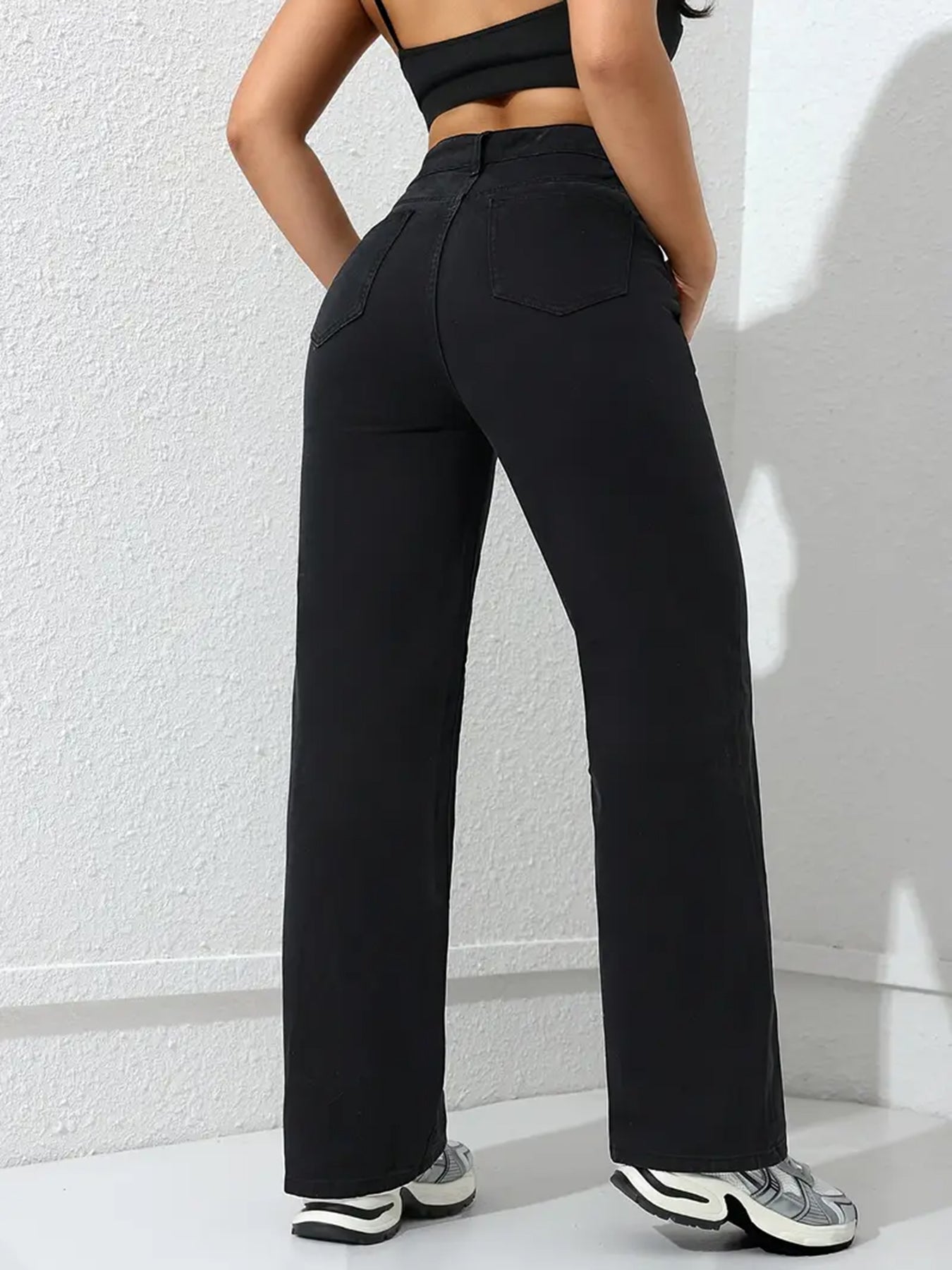 Black women’s wide-leg jeans with two back pockets and clean front