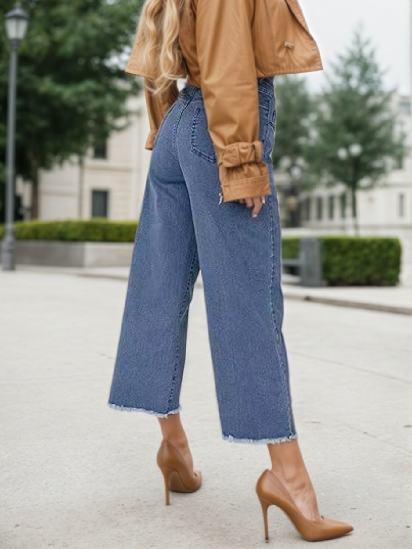 Blue wide-leg jeans with high rise and frayed ankle-length hem