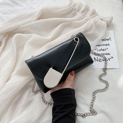 Pin chain shoulder bag