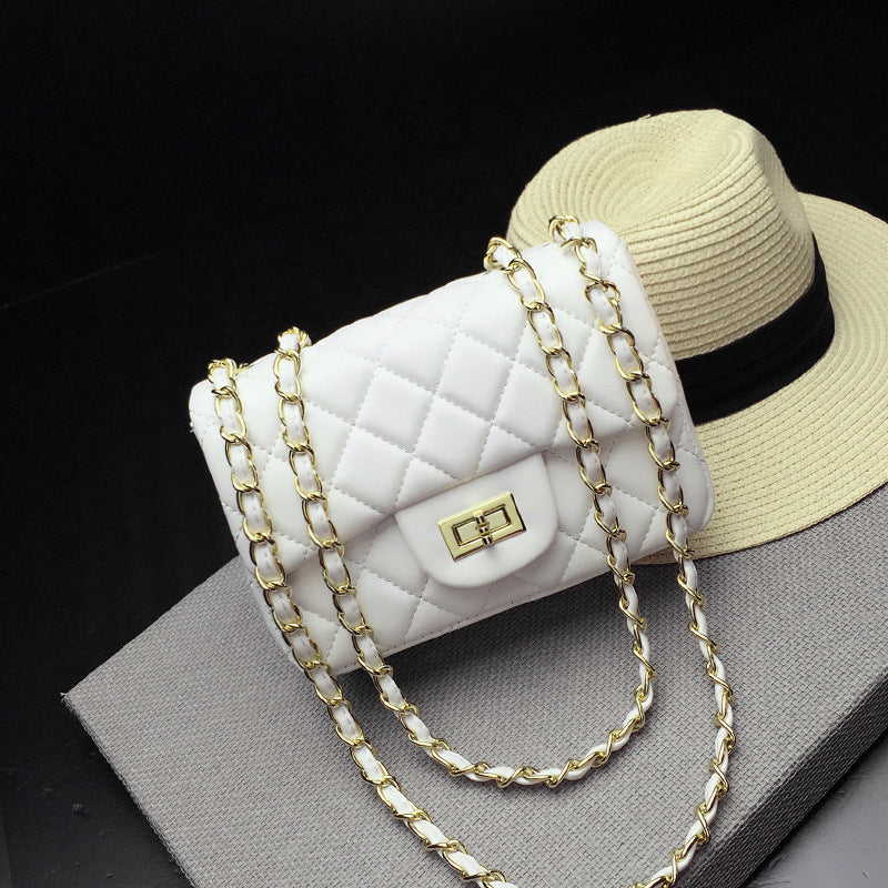 Small one-shoulder messenger bag in white quilted leather, gold chain strap, front clasp