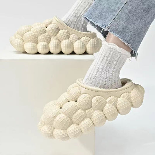 A pair of white cotton slippers with a bubble Litchi pattern 