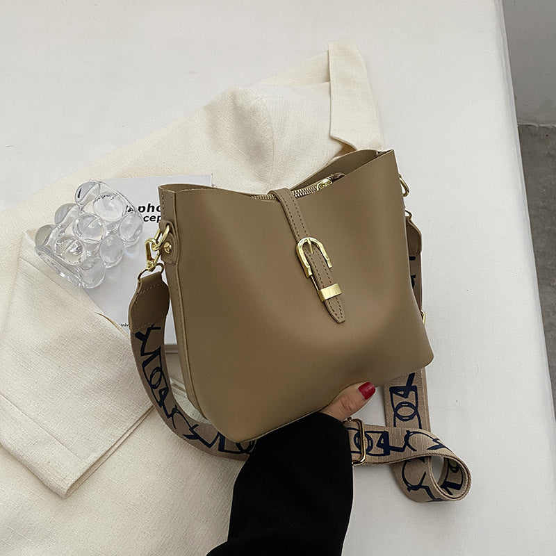 Large capacity women’s shoulder bag in taupe with zip top and patterned crossbody strap