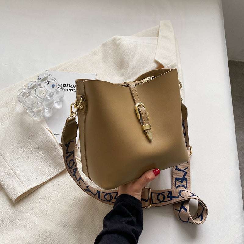 Large capacity women’s shoulder bag in taupe with zip top and crossbody strap