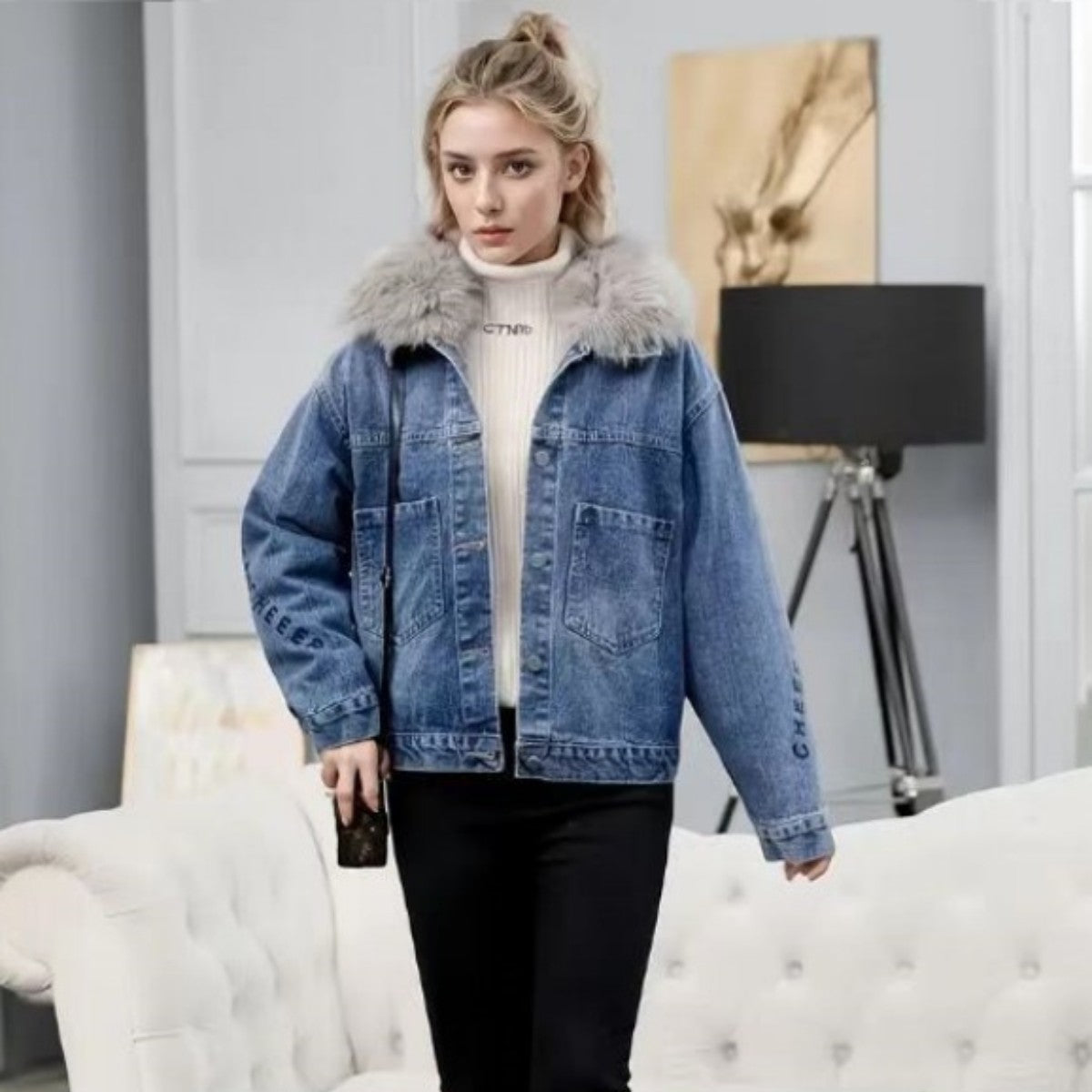 Women’s fleece-lined denim jacket with faux fur collar, light blue, front zipper