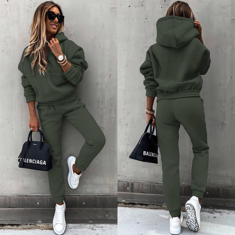Two-piece casual tracksuit for women in dark green, hooded sweatshirt and jogger pants