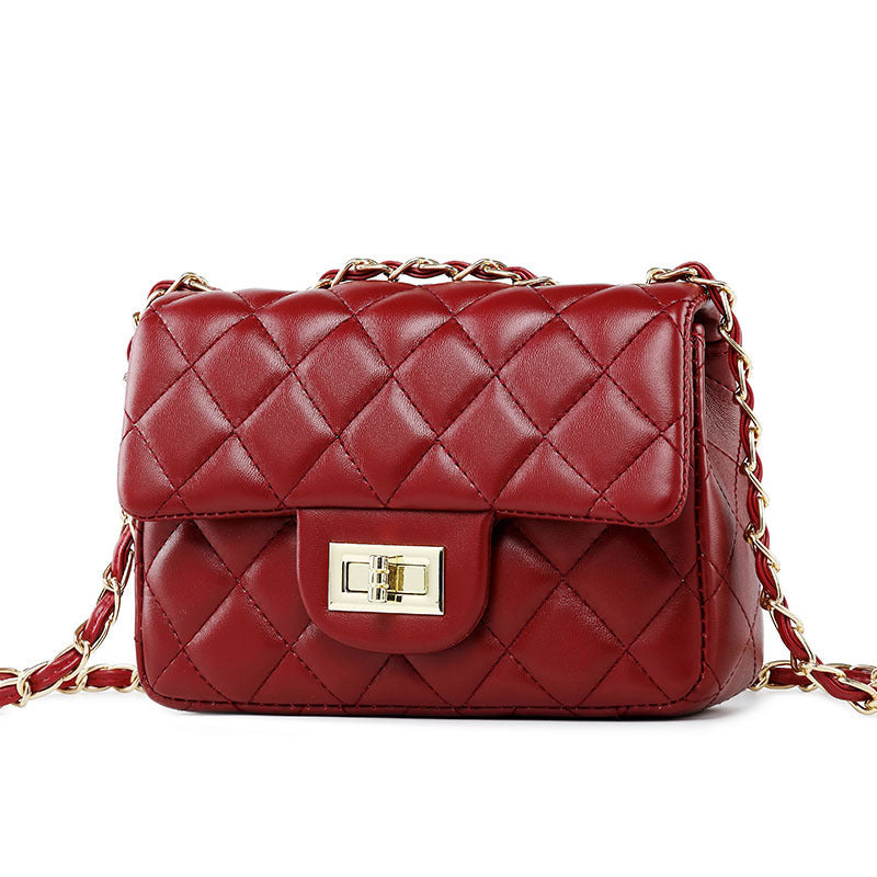 Small one-shoulder messenger bag in deep red quilted leather, chain strap, front clasp