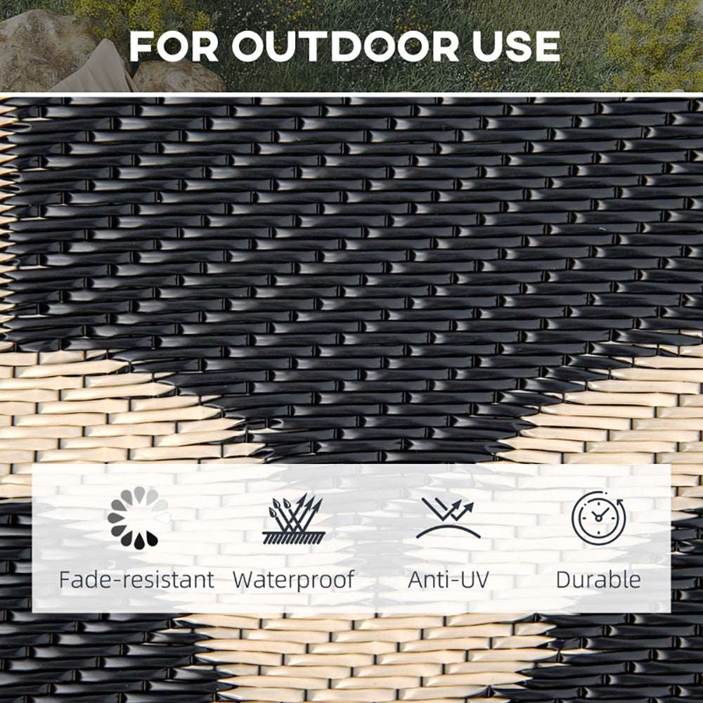 Reversible outdoor rug with dark-and-light geometric pattern and textured weave