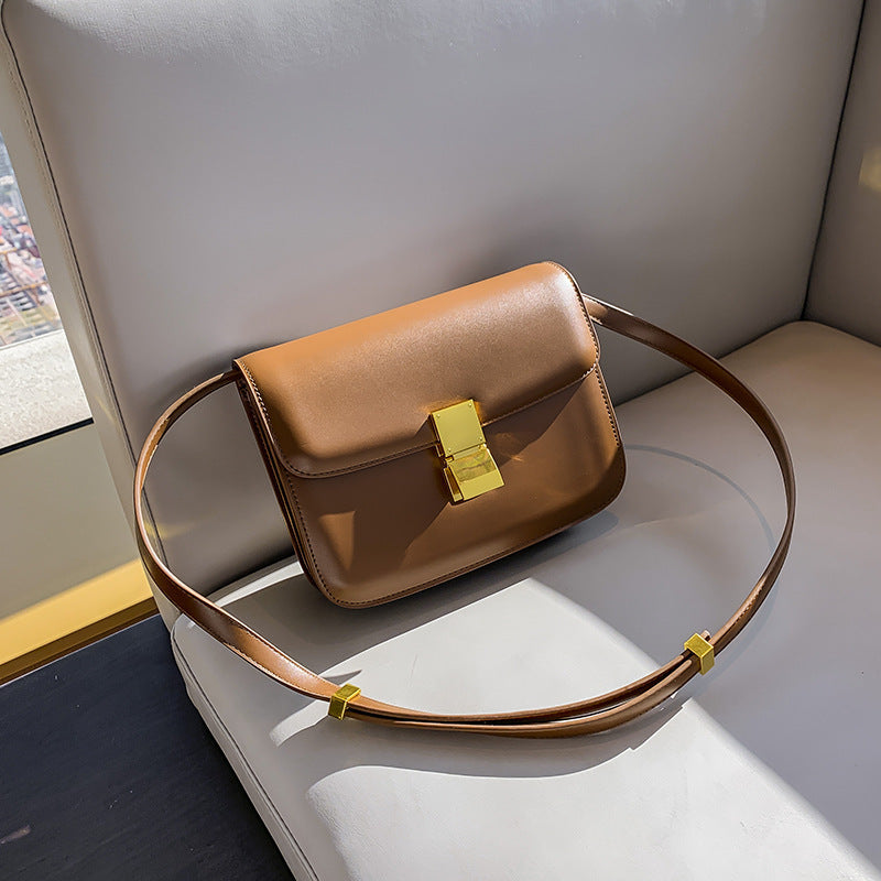 Caramel leather shoulder bag with front flap and gold clasp, with crossbody strap